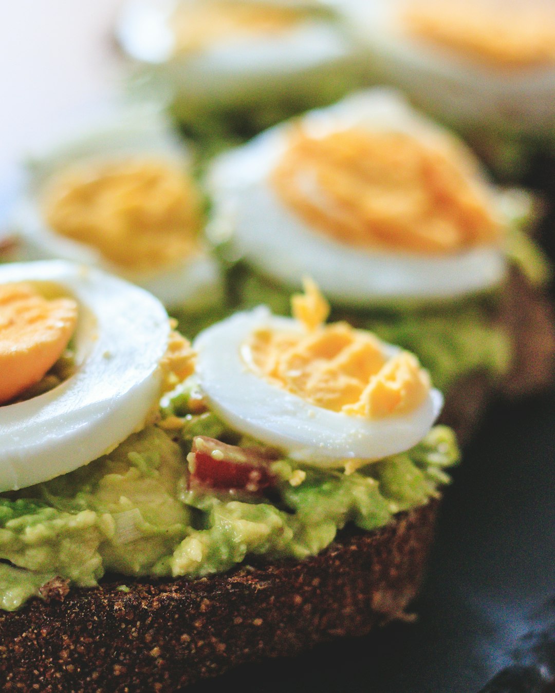 Vegetarian snack: bread with guacamole & eggs.